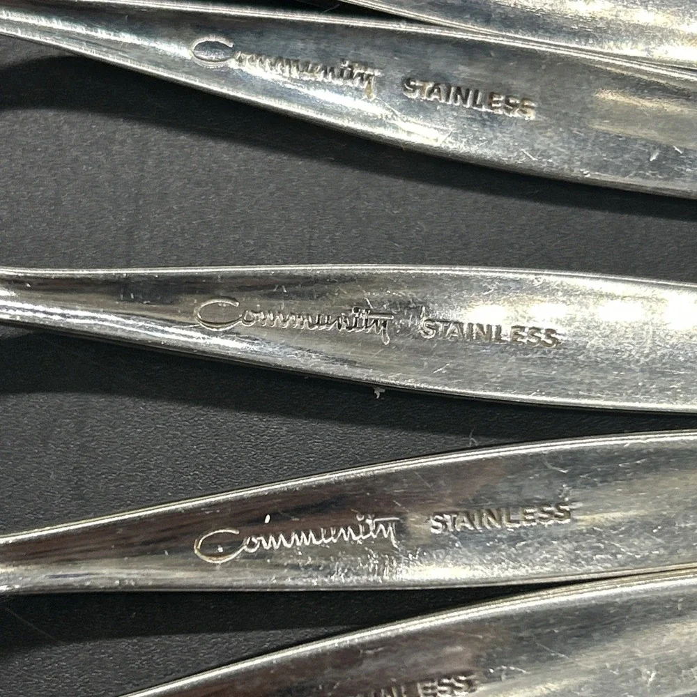 Oneida Venetia Community Stainless Flatware Set 30 piece w/tray SEE DETAILS